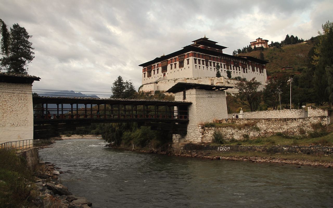 Rinpung Dzong above the Paro river.